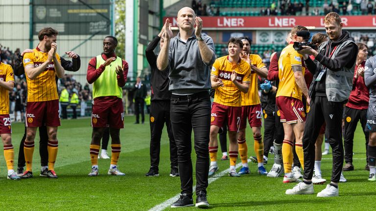 O técnico do Motherwell, Jens Berthel Askou, aplaude os fãs em tempo integral 