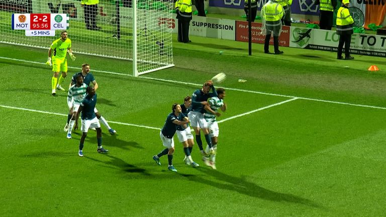 Sam Nicholson concede pênalti por handebol contra o Celtic