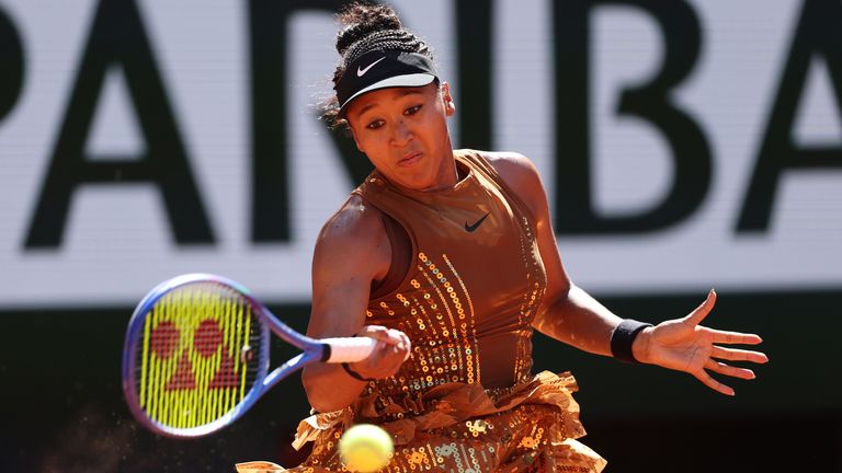 Naomi Osaka acerta um golpe de forehand em sua partida da primeira rodada do Aberto da França