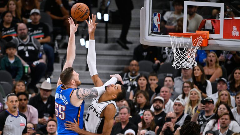 Wembanyama bloqueia um chute do centro do Oklahoma City Thunder, Isaiah Hartenstein 