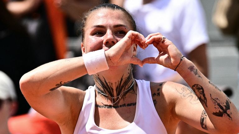 Ukraine's Oleksandra Oliynykova thanks spectators after she lost against Diana Shnaider at the end of their women's singles match on day 7 of the French Open tennis tournament at the Roland-Garros Complex in Paris on May 30, 2026. (Photo by JULIEN DE ROSA / AFP)