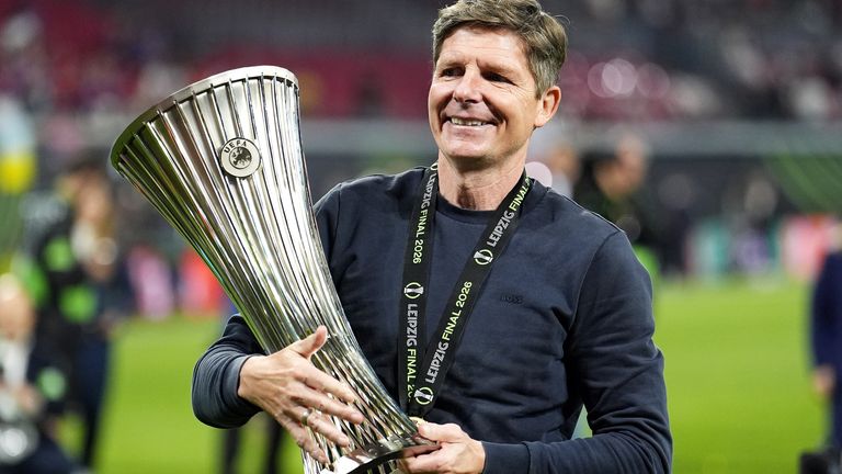 O técnico do Crystal Palace, Oliver Glasner, comemora com o troféu da UEFA Conference League