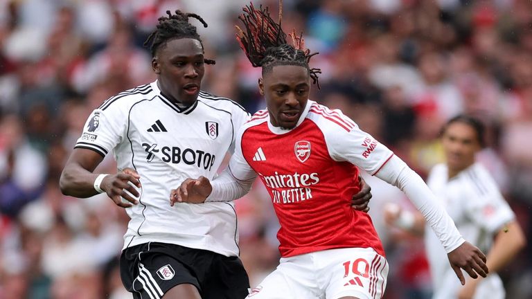  Eberechi Eze is challenged by Calvin Bassey 