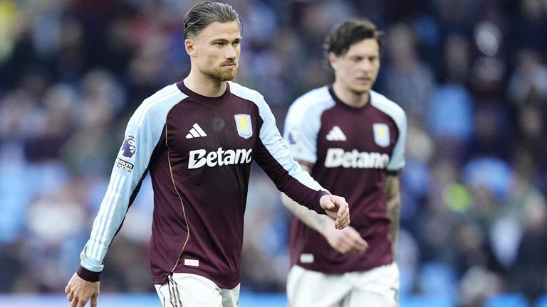 Decepcionados, Matty Cash e Victor Lindelof deixam o campo no intervalo