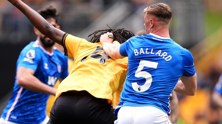 Daniel Ballard pulls the hair of Tolu Arokodare