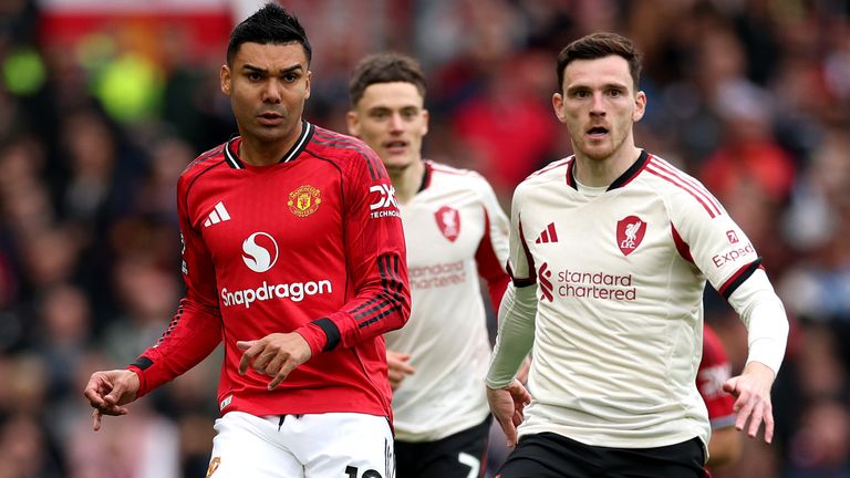 Casemiro effettua un passaggio sotto la pressione di Andy Robertson