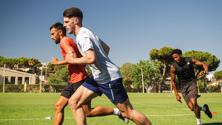 Bruno Fernandes and Declan Rice train together in a pre pre-season session - Image: Ash Narod (@icapturedaily)