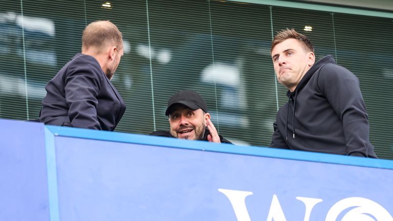 Roberto De Zerbi foi flagrado na partida do Chelsea contra o Forest, na segunda-feira, em conversa com membros da hierarquia do clube
