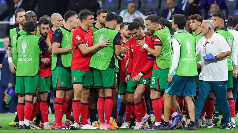 Ronaldo teve de ser consolado pelos companheiros depois de perder um pênalti no jogo das oitavas de final da Euro 2024 contra a Eslovênia