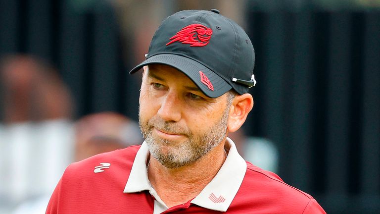 10 de maio de 2026: Sergio Garcia termina no 18º green durante a rodada final do LIV Golf Virginia no Trump National Golf Club 
