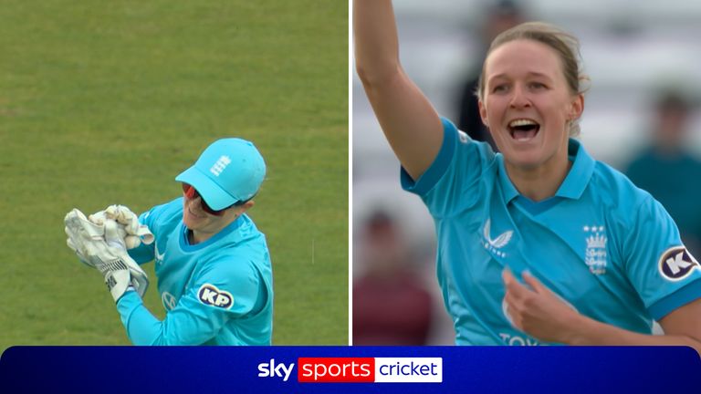Watch Amy Jones claim a breakthrough wicket of Suzie Bates! 