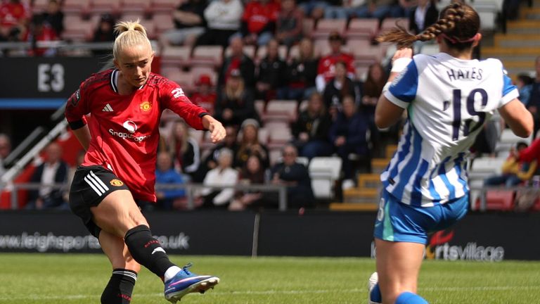 Lea Schuller scores a late equaliser for Manchester United against Brighton