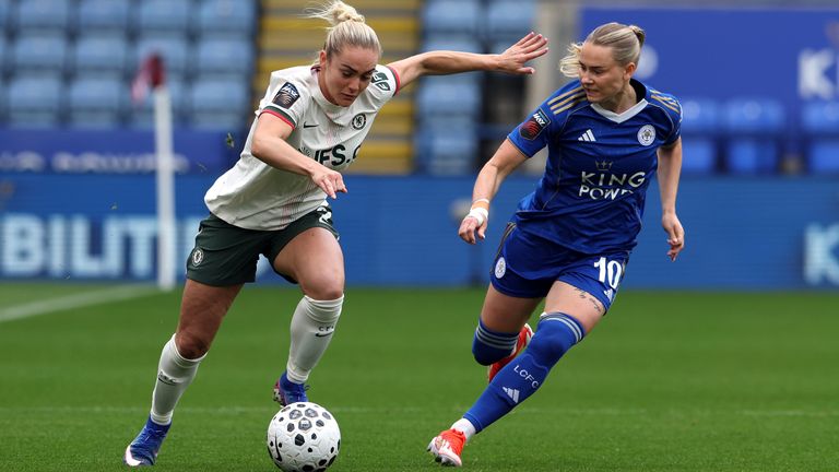 Ellie Carpenter takes on Emma Jansson 