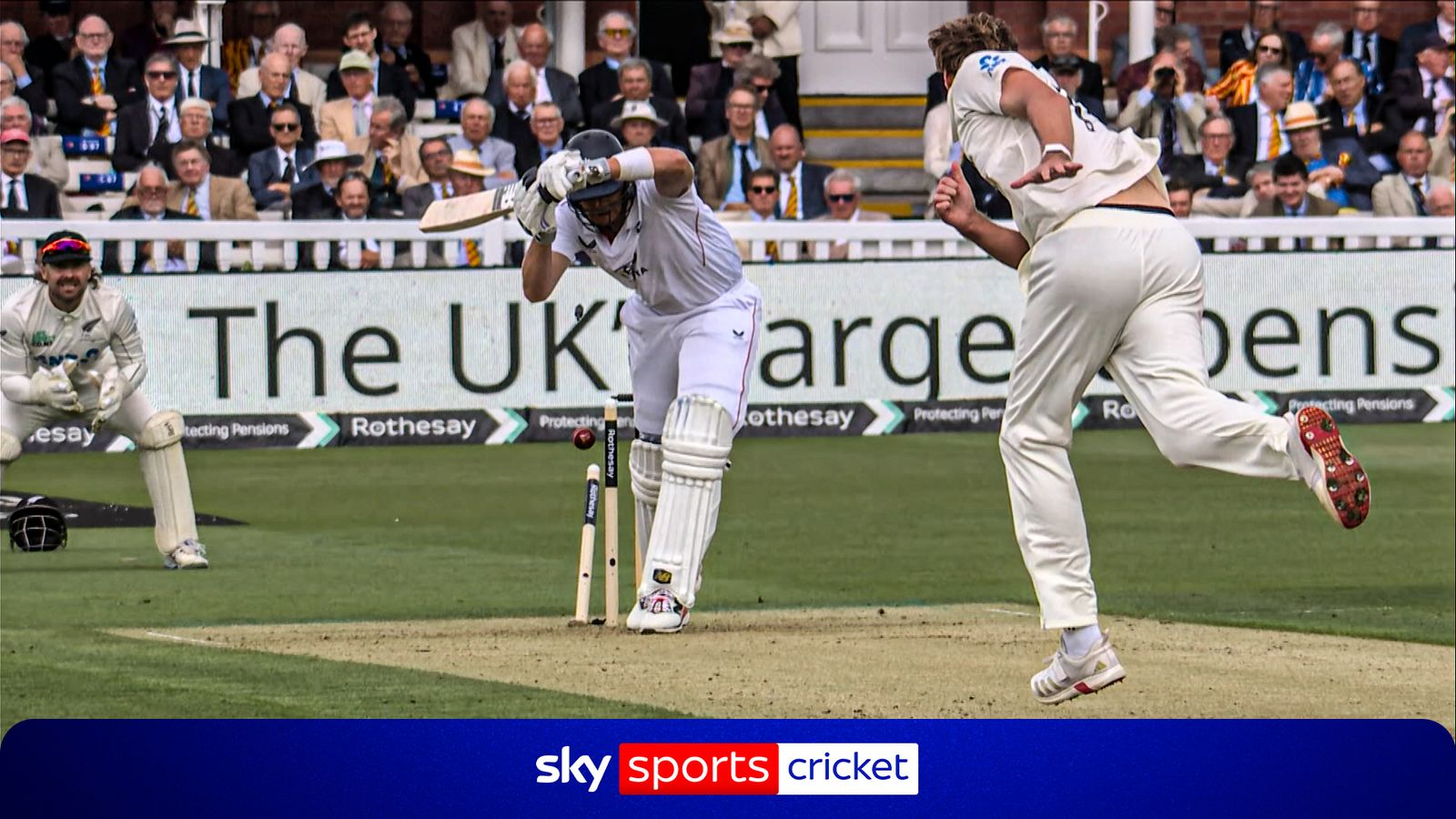 England vs New Zealand: Jamie Smith blunder sends bails flying