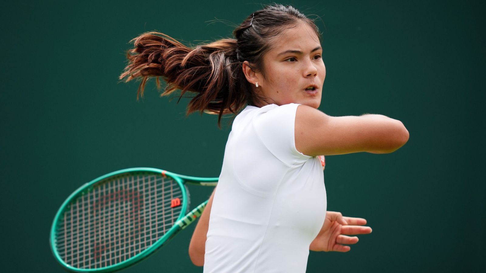 https://e0.365dm.com/26/06/1600x900/skysports-emma-raducanu-wimbledon_7284320.jpg?20260627154244