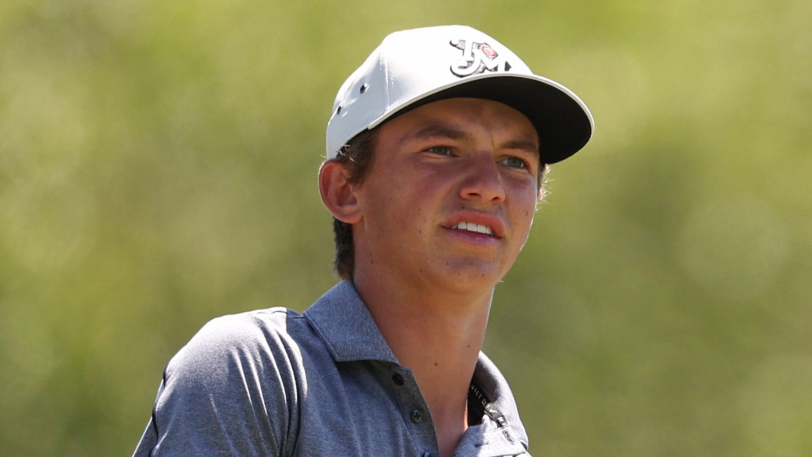 Miles Russell, 17, con Charlie Woods de Caddie, Asegura Plaza en US Open Shinnecock Hills 2026