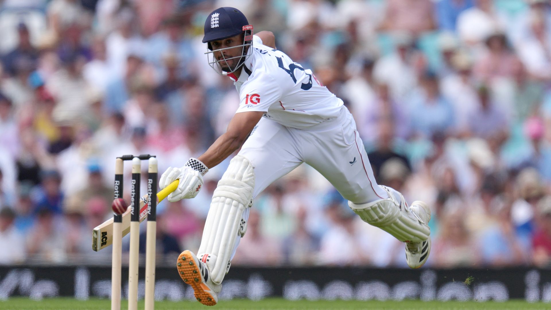 England resume after lunch on day two replying to New Zealand's 391 all out LIVE!