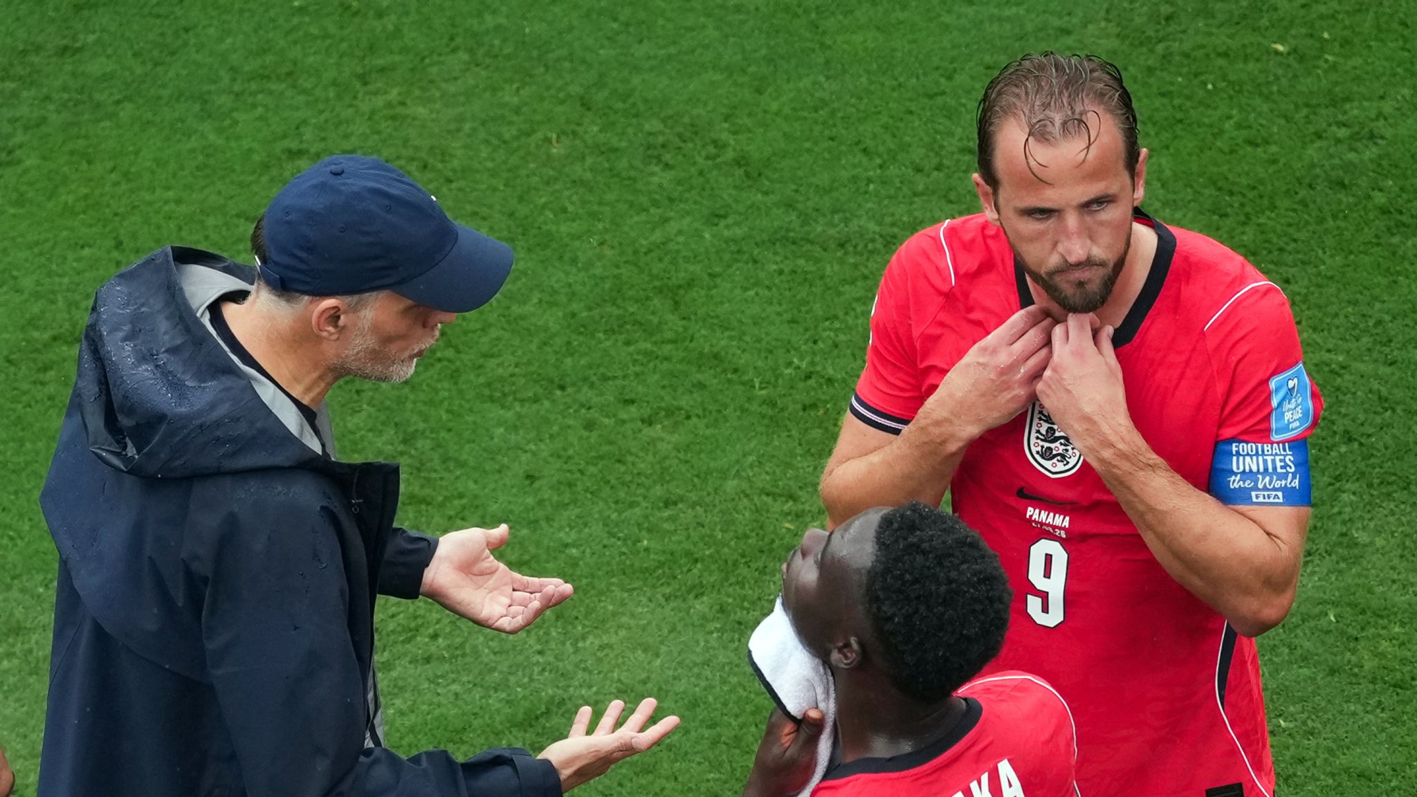 Thomas Tuchel speaks with his England players during a hydration break against Panama