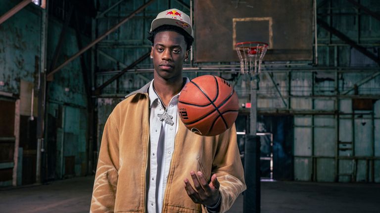 Dê uma olhada no conteúdo extraordinário que chegou na semana passada, do mundo da Red Bull. // AJ Dybantsa posa para um retrato durante uma sessão de fotos em Los Angeles, Califórnia, EUA, em 23 de maio de 2026. // Gary Land / Red Bull Content Pool via AP Images // Para mais conteúdo, fotos e vídeos como este, acesse http://www.redbullcontentpool.com