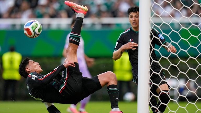 Mexico's Edson Alvarez (4), left, attempts a bicycle kick clearance during the World Cup Group A soccer match between Mexico and South Korea in Zapopan, near Guadalajara, Mexico, Thursday, June 18, 2026. (AP Photo/Ricardo Mazalan) CORRECTION - Corrects player from Raul Jimenez to Mexico's Edson Alvarez (4).