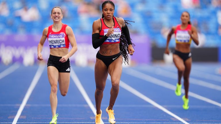 Anning won the 400m after Hodgkinson's withdrawal