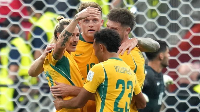 Jogadores australianos comemoram vitória na Copa do Mundo sobre a Turquia (AP Photo/Abbie Parr)