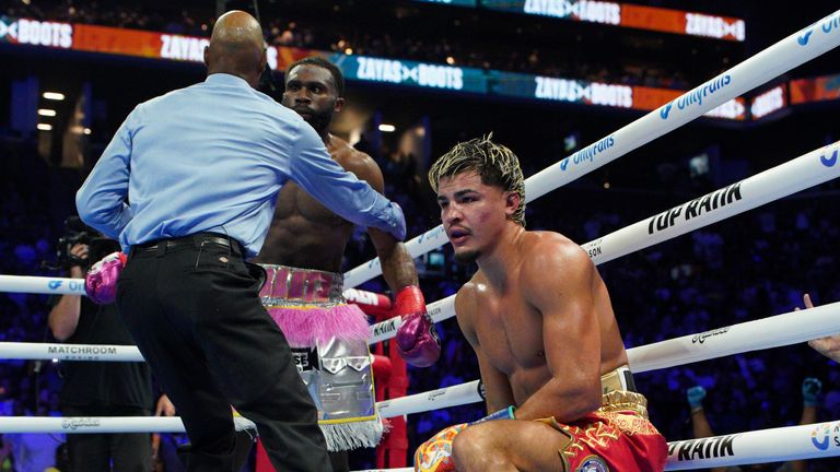 Jarod Ennis sent Xander Zayas to the canvas in the seventh round for the KO win 