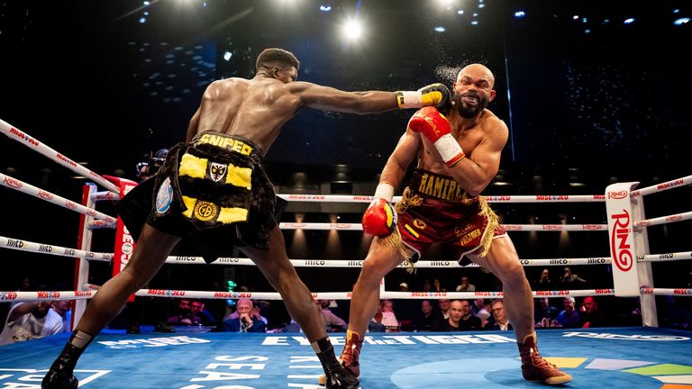 Lerrone Richards, à esquerda, atinge Albert Ramirez durante a luta interina de boxe do campeonato mundial meio-pesado da WBA em Montreal na quinta-feira, 4 de junho de 2026. (Christopher Katsarov/The Canadian Press via AP)