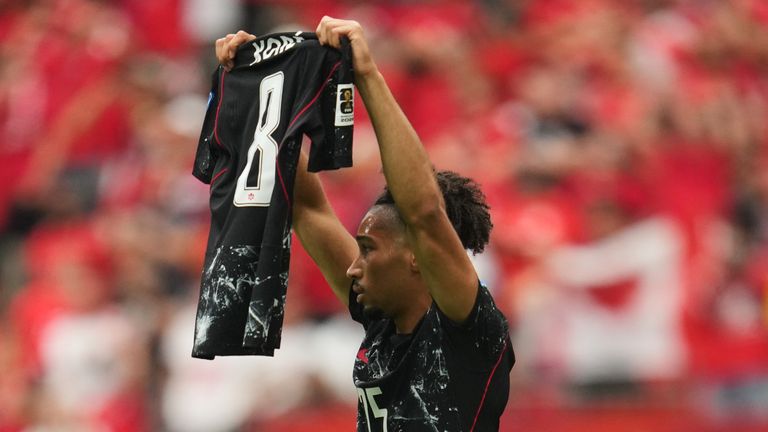 Nathan Saliba, do Canadá, segura a camisa de Kone após marcar 