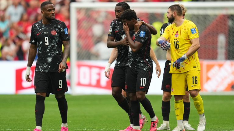 Os jogadores canadenses pareciam angustiados quando Kone recebeu tratamento