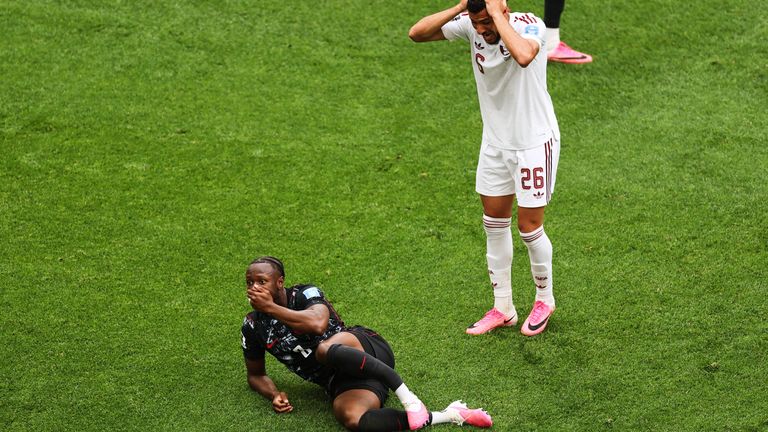 Jogadores do Canadá e do Catar reagem com horror ao olhar para a lesão de Kone (não retratado)