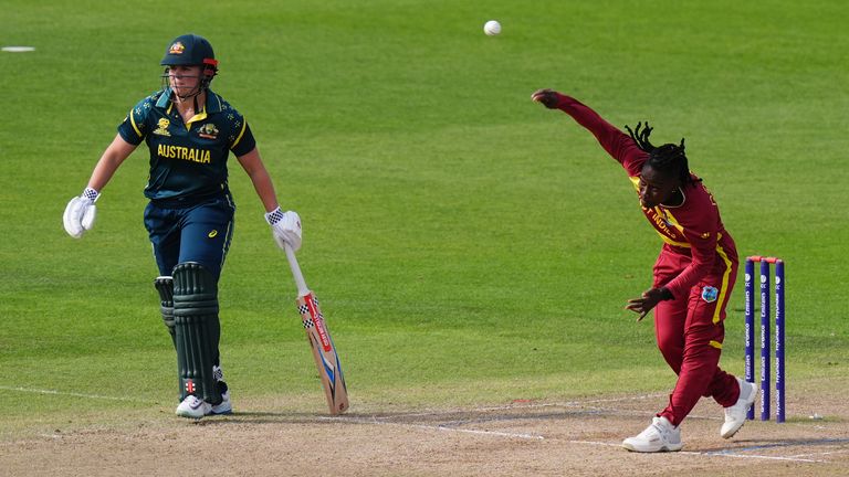 Deandra Dottin (à direita) também teve dificuldades para marcar corridas durante o torneio 