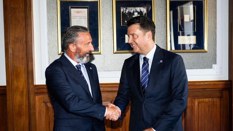 Derek McInnes é apresentado como o novo gerente do Rangers ao lado do CEO Jim Gillespie 