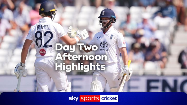 England's Ben Duckett celebrates with Jacob Bethell after reaching 50 runs during day two of the Third Rothesay Test at Trent Bridge Cricket