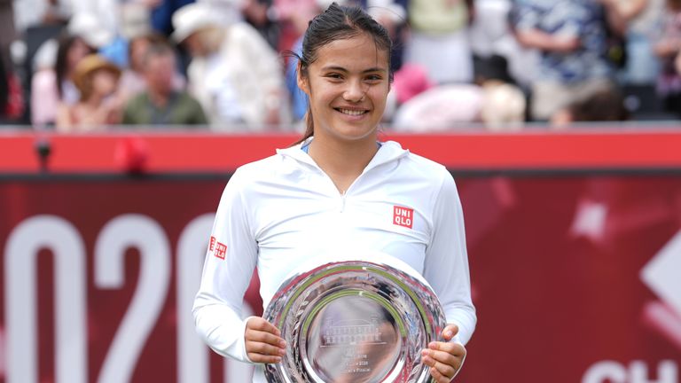 Emma Raducanu, da Grã-Bretanha, posa com o troféu de vice-campeã depois de perder a final feminina do campeonato de tênis do Queen's Club contra Do