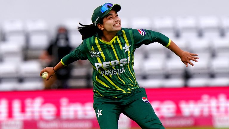 Fatima Sana, do Paquistão, comemora depois de fazer a recepção para pegar o postigo da inglesa Nat Sciver-Brunt durante o segundo tapete feminino do IT20