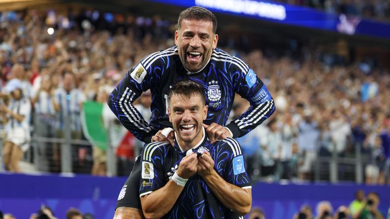 Giovani Lo Celso, da Argentina, e Nicolas Otamend comemoram um gol durante a partida do Grupo J da Copa do Mundo FIFA de 2026 contra a Jordânia