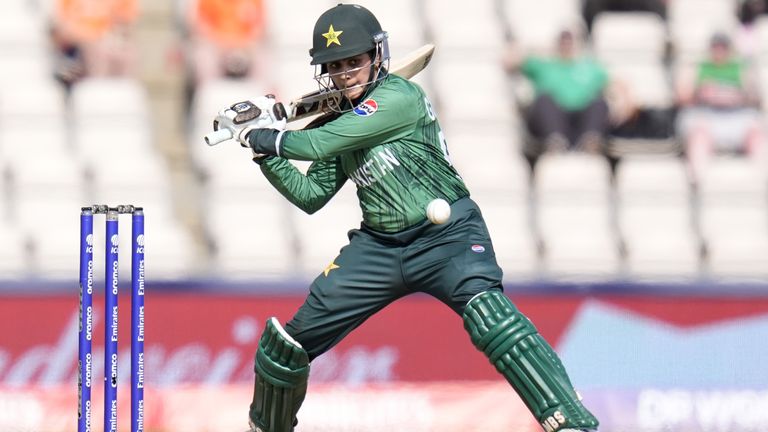 Gull Feroza, do Paquistão, rebate durante a partida da Copa do Mundo Feminina T20 da ICC no Hampshire Bowl, em Southampton. Data da foto: sábado, 20 de junho, 