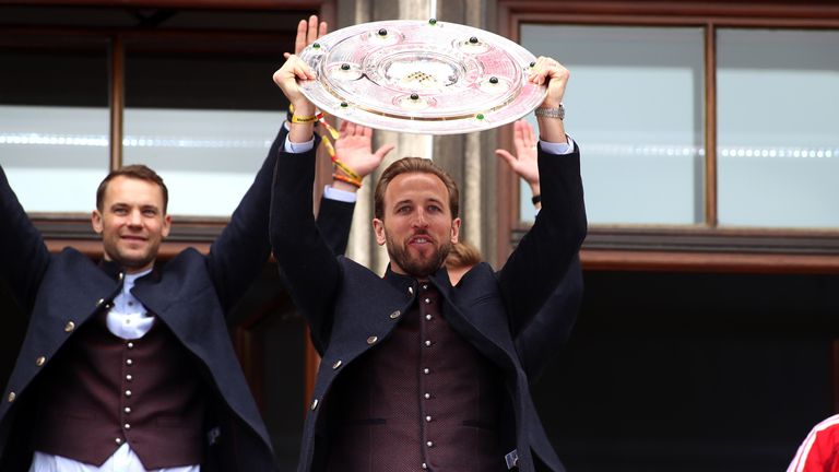 Soccer, Men, Bundesliga [Bundesliga], Season 2025/2026, FC FC Bayern Munich, Championship Celebration, Town Hall Balcony, Marienplatz Here Harry Kane (FC Bayern Munich) raises the championship trophy high Photo by: Ulrich Wagner/picture-alliance/dpa/AP Images