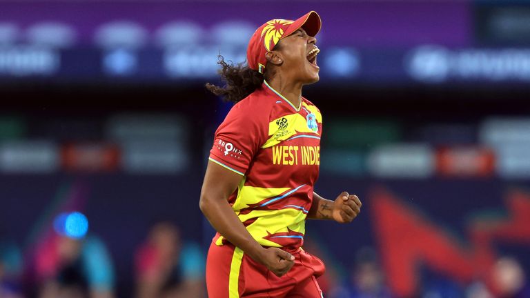 Hayley Matthews, das Índias Ocidentais, comemora o postigo da escocesa Megan McColl durante a partida da Copa do Mundo Feminina T20 da ICC em Headingley.
