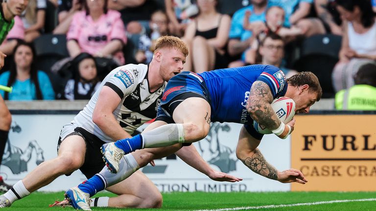 Tom Johnstone de Wakefield marca um try