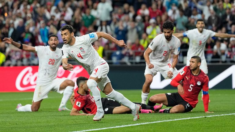 Shoja Khalilzadeh, do Irã, comemora após marcar seu gol antes de ser anulado