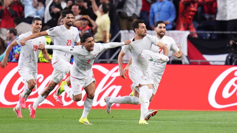 Shoja Khalilzadeh (4), do Irã, comemora com seus companheiros após marcar um gol, que foi anulado como impedimento