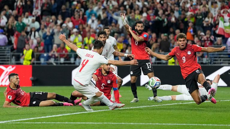 Shoja Khalilzadeh, do Irã, marcou um gol no final que acabou sendo anulado por impedimento