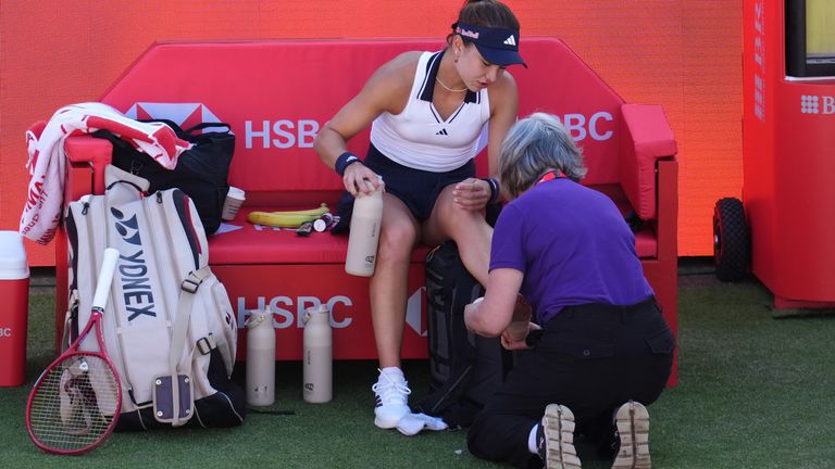 Iva Jovic recebe tratamento durante a derrota na semifinal do Queen's Club para Emma Raducanu