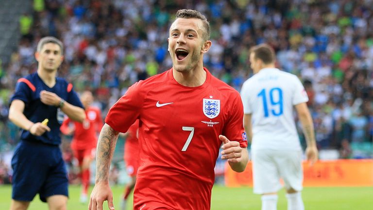 Jack Wilshere comemora um de seus gols contra a Eslovênia em 2015