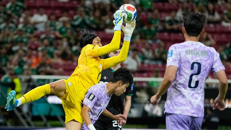 South Korea goalkeeper Kim Seung-gyu (1) attempts to take the ball during the World Cup Group A soccer match between Mexico and South Korea in Zapopan, near Guadalajara, Mexico, Thursday, June 18, 2026. (AP Photo/Natacha Pisarenko)