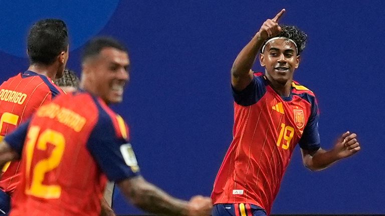 Lamine Yamal, da Espanha, comemora após marcar o primeiro gol contra a Arábia Saudita (AP Photo/Mike Stewart)