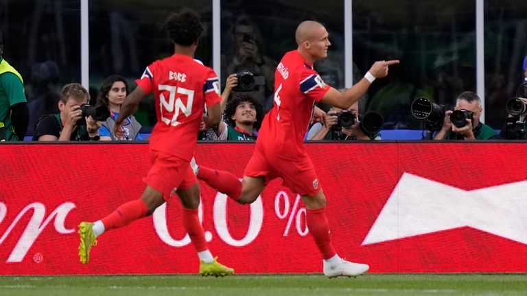 O norueguês Leo Oestigard (4), à direita, comemora o terceiro gol de seu time durante a partida de futebol do Grupo I da Copa do Mundo entre Iraque e Noruega em Foxborough, Massachusetts, perto de Boston, terça-feira, 16 de junho de 2026. (AP Photo/Charles Krupa)