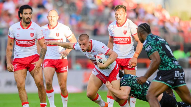 Mikey Lewis, do Hull KR, é abordado por Leigh